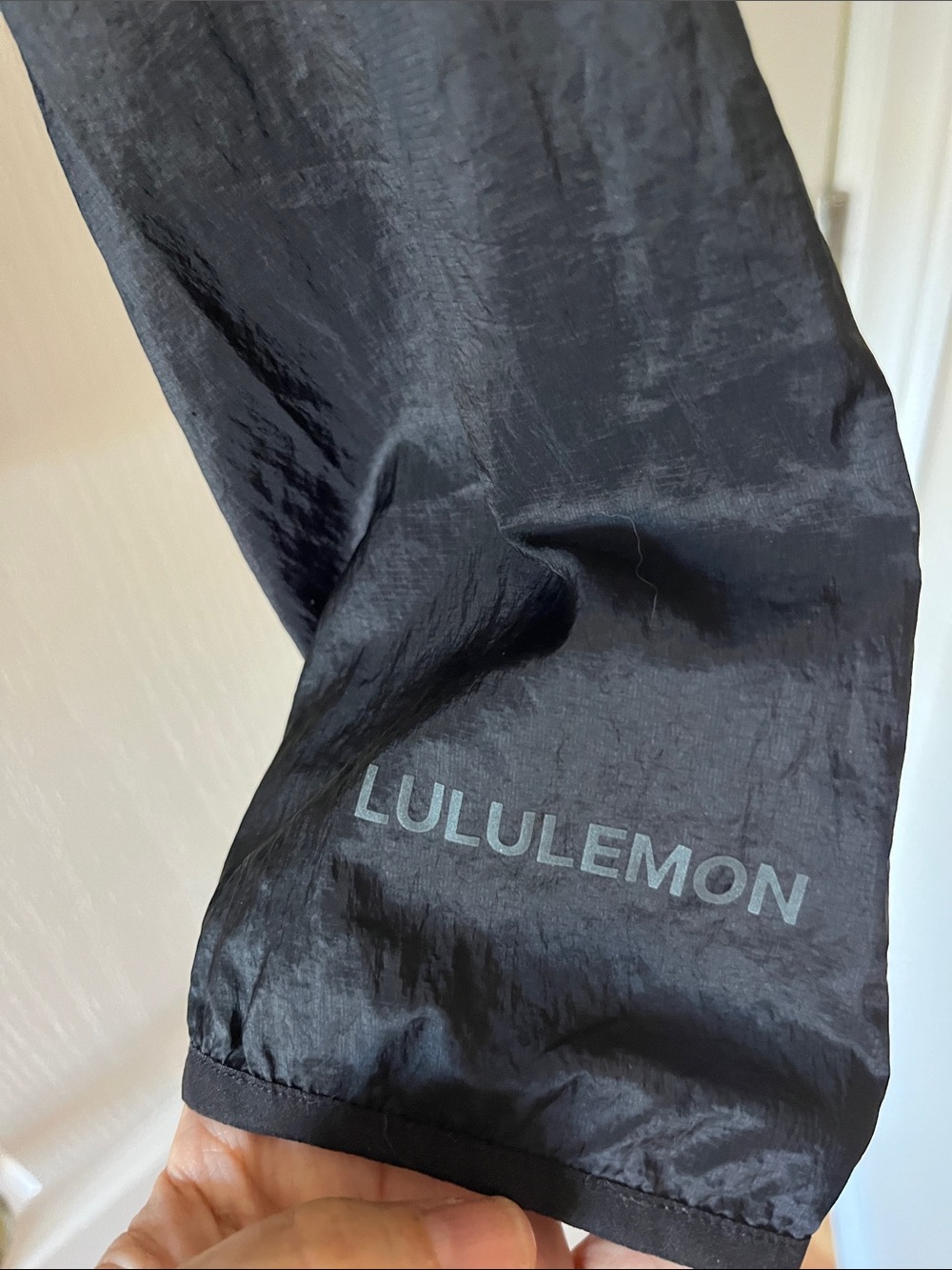 lululemon athletica women’s Black Hooded Windbreaker Jacket - Picture 4 of 9